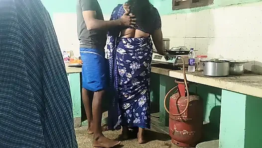 Bhavana teyze mutfakta çalışıyordu ve beni seks için davet etti ve onunla seks yaptım