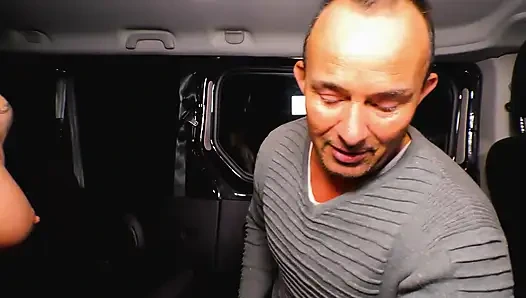 Orta yaşlı seksi kadın vahşi amcık yalama ve sikiş ile arabada seks yapıyor