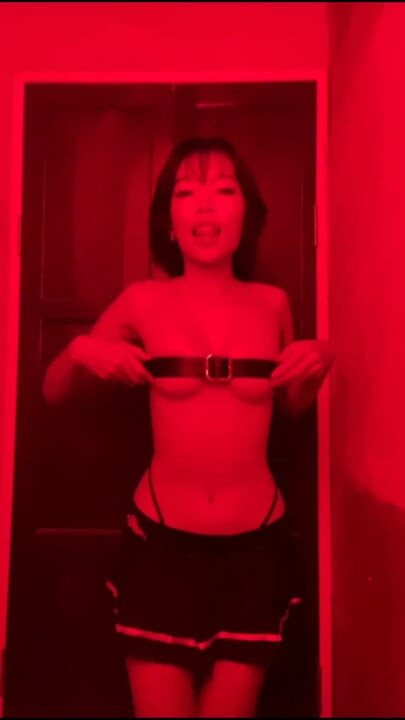 エマ・タイが公共のバーでふしだらなパーティーガールとして
