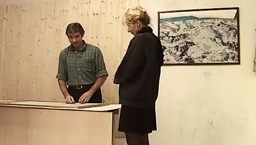 Olgun sarışın orta yaşlı seksi kadın parmaklanıyor ve çoraplı sert sikiliyor
