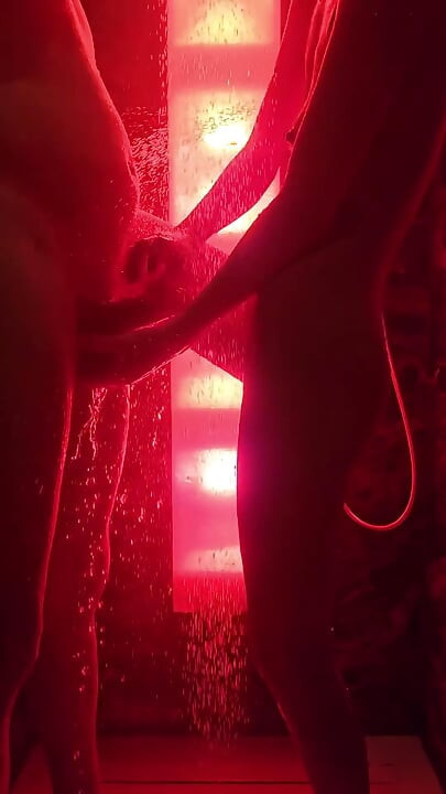 Echt koppel douche sextape - stomende amateur neukpartij met stiefvader onder de douche