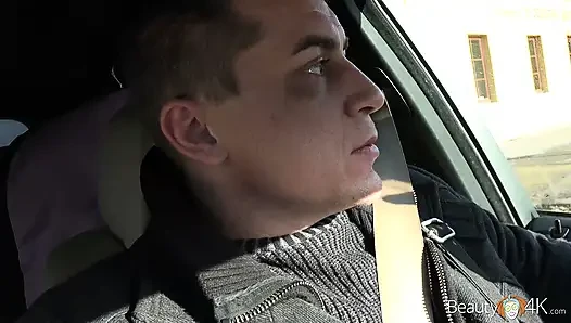 Красотка в позе обратной наездницы