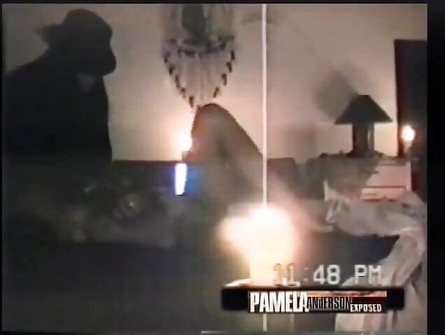 Pamela Anderson Expose Sa Séduction Sauvage Sur Un Yacht