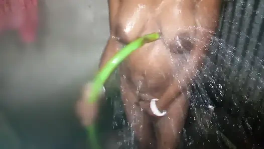 Öğlen banyo yapıyor