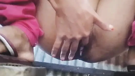 Desi village girl finfering herself