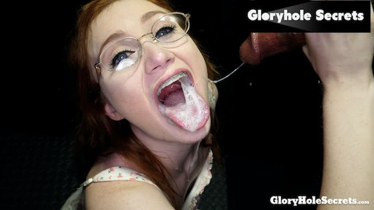 Pelirroja caliente nerd va al gloryhole