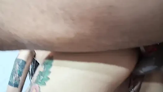 Cuckold-Frau vögelt vor ihm
