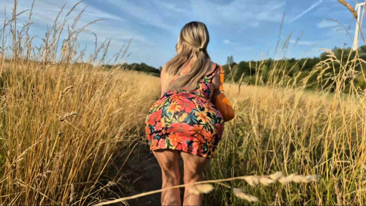 Infidelitate în aer liber cu un străin soție căsătorită futându-se în câmpul de porumb și oferindu-i o ejaculare în pizdă care picură