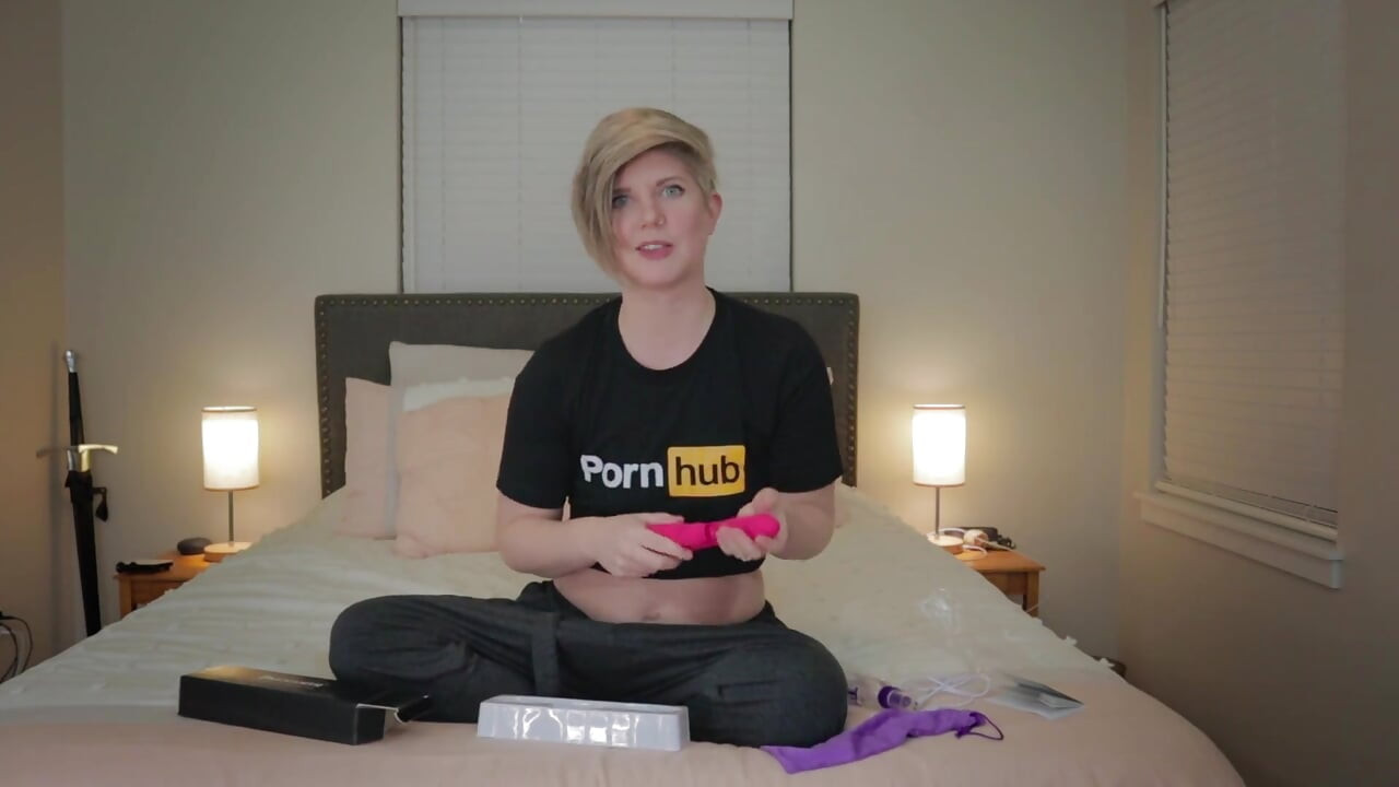 Unboxing and Review of the Unvomi Pulsating Rabbit Vibrator From Paloqueth with Housewife Ginger