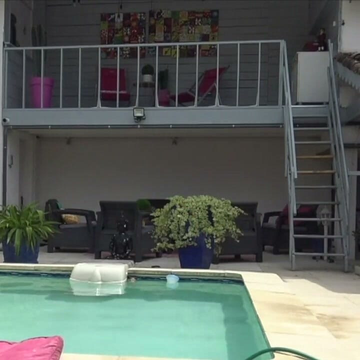 Fransız sürtük badboy tarafından prezervatifsiz sikiliyor