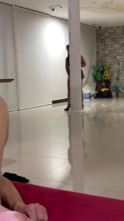 Niegrzeczna pokojówka przyłapuje szefa na strażaku | Klip 3