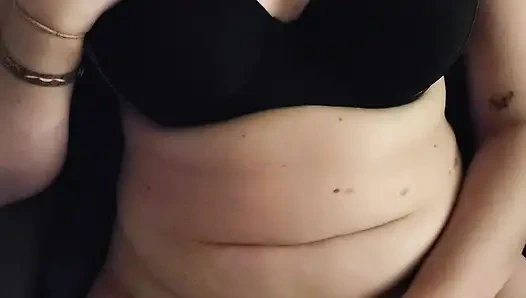 Подруга с завязанными глазами сосет хуй и мастурбирует