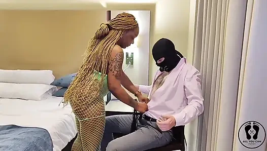 Чернокожую жену застукали за унижением куколда в БДСМ-оковах