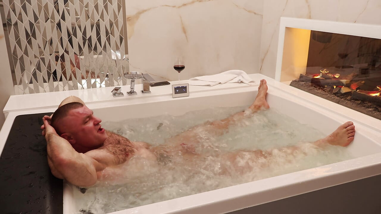 Hairy Muscle Stud: Luxury Jacuzzi Strip & Raw Jerk off - 4K Bodybuilder Solo