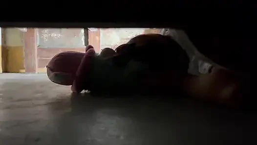 Sex, während meine schwiegerschwester unter dem bett steckte