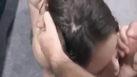Reife brünette MILf gibt schlampigen blowjob auf der couch