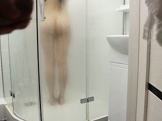 Betrapt stiefzus bij verrassing onder de douche en neukte haar