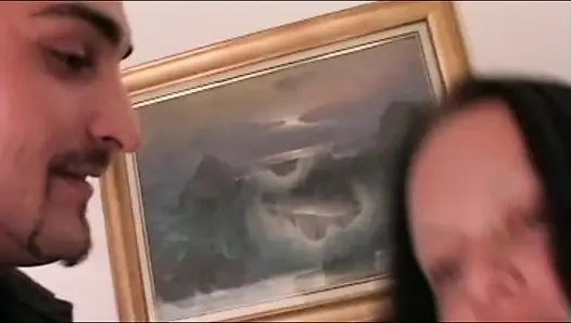 Schüchternes Mädchen Dreht Auf Den Weißen Schwanz Aus