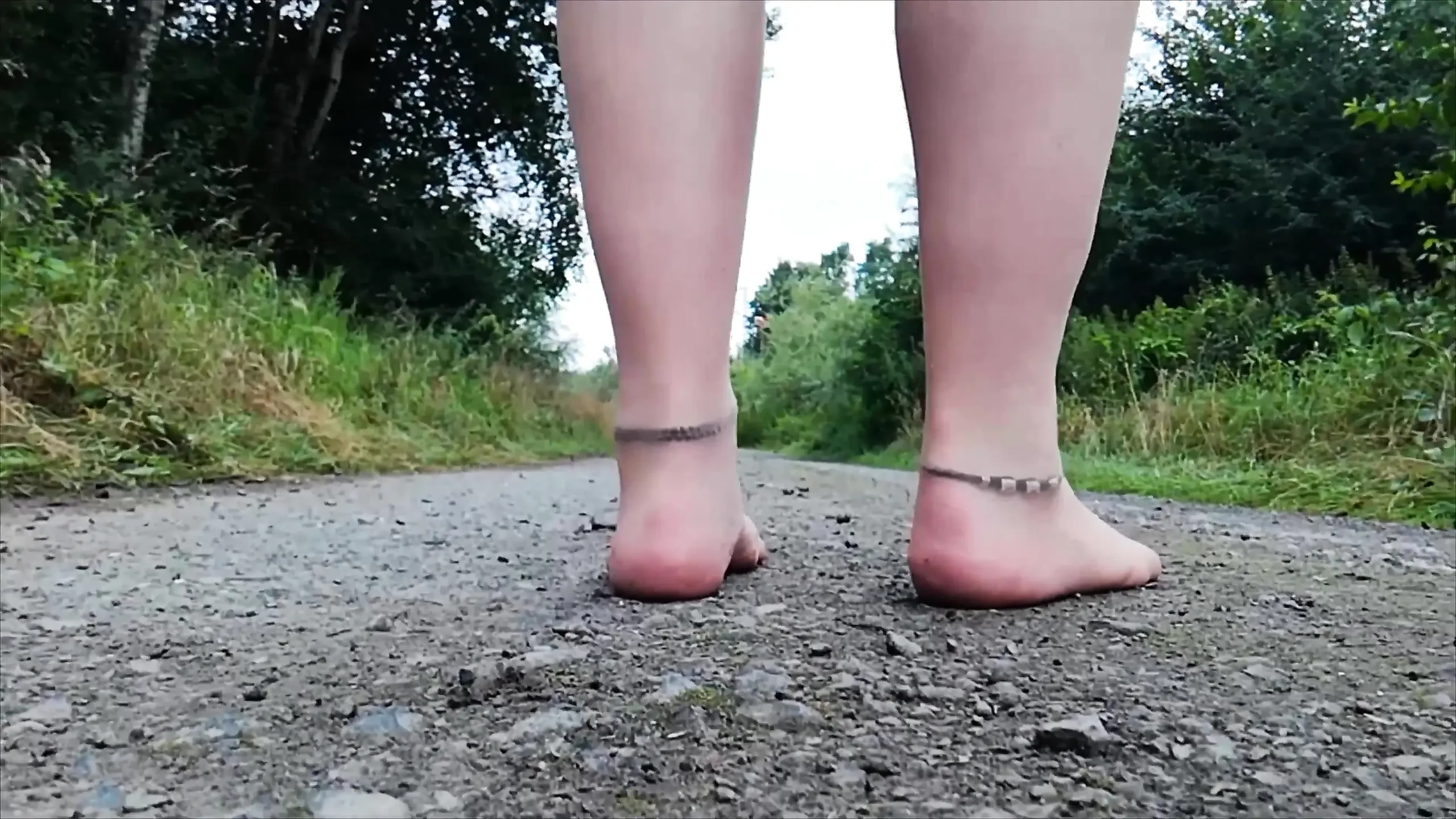Picioarele în ciorapi fac o plimbare în natură