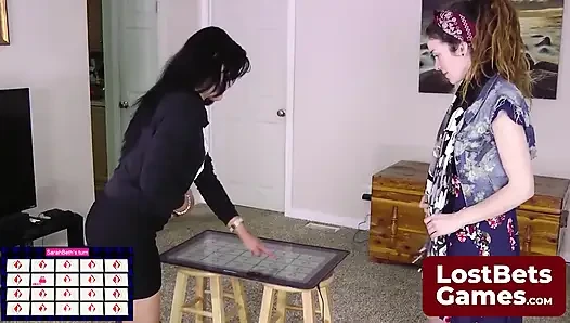 Dreadlocked Stefanie ve eski kamyoncu SarahBeth heyecanlı striptiz hafızası
