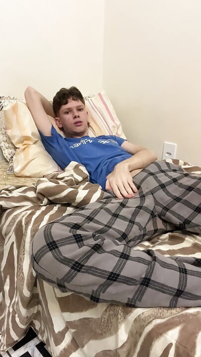 Twink flaco mostrando su polla grande y su gran culo respingón