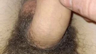 Jung mit Masturbation mit kleinem Schwanz