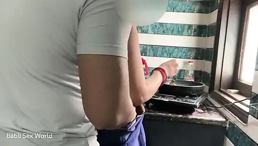 Tante seksi dengan besar lagi asik di dapur sambil pamer audio bahasa india