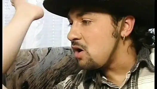 Очаровательной тинке фистят и отшпилили ее волосатую киску