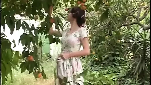Olgun kadın genç bir kadını dışarıda çıplak yapıyor ve amını parmaklıyor