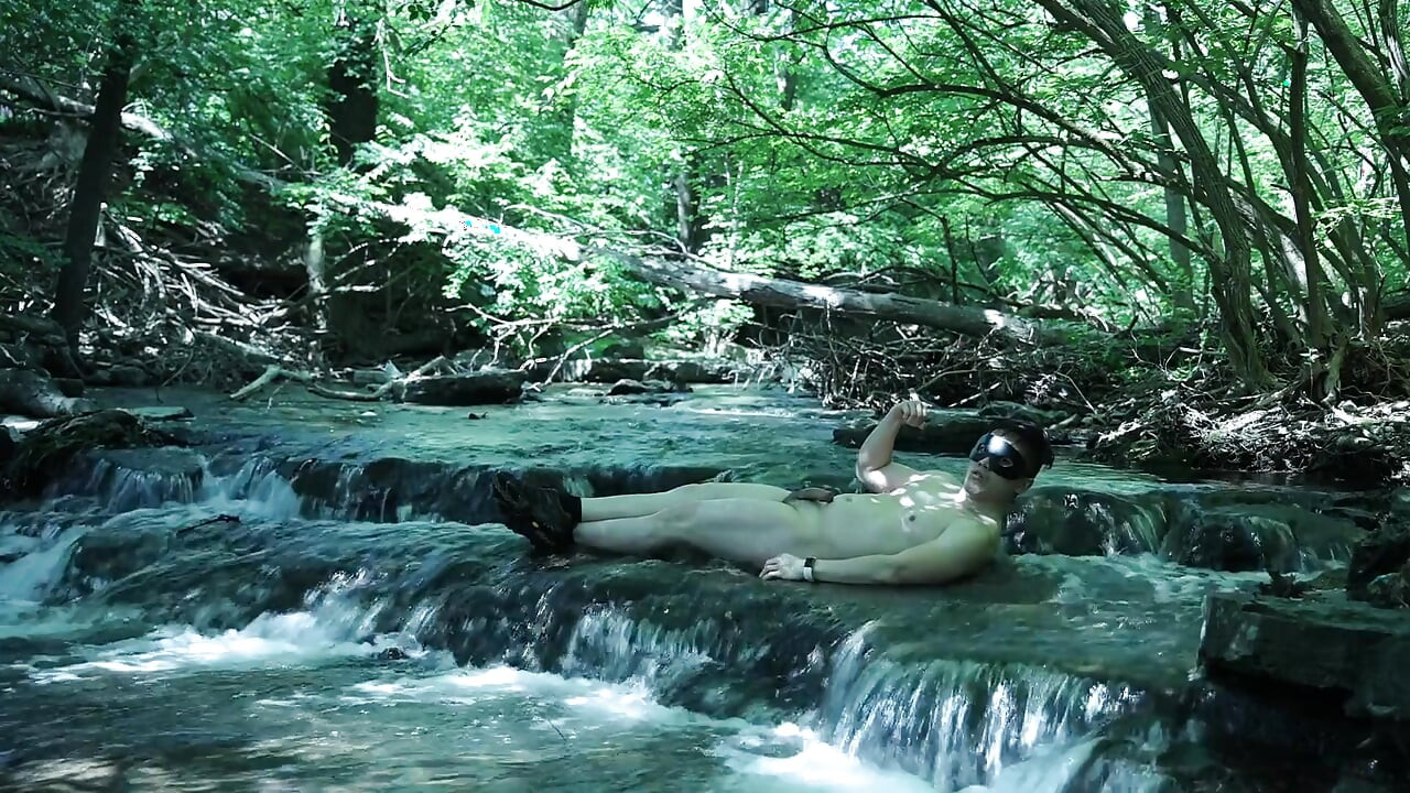 Jharne se phleksing, ek chhote se niji pal chupke ki koshish kar raha