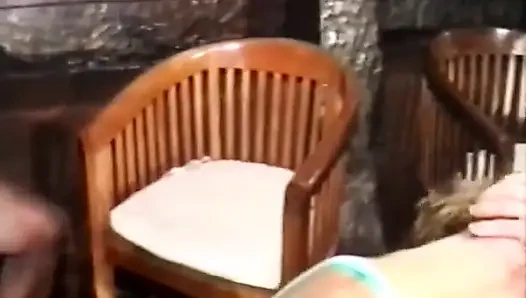Ateşli sarışın sarışın kız siyah bir adam ve bir kulüpteki garson tarafından sikiliyor!