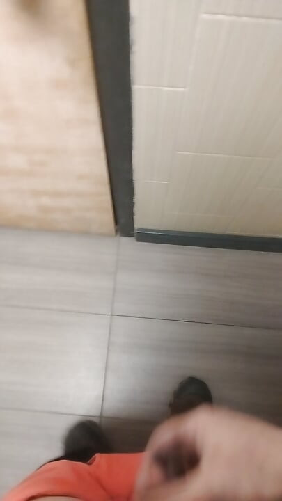 und kommen im öffentlichen badezimmer-flur