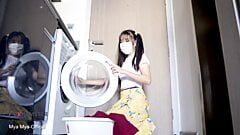 Myanmars kleines Zimmermädchen steckt in der Waschmaschine fest und wird dann von hinten in ihren Arsch geknallt
