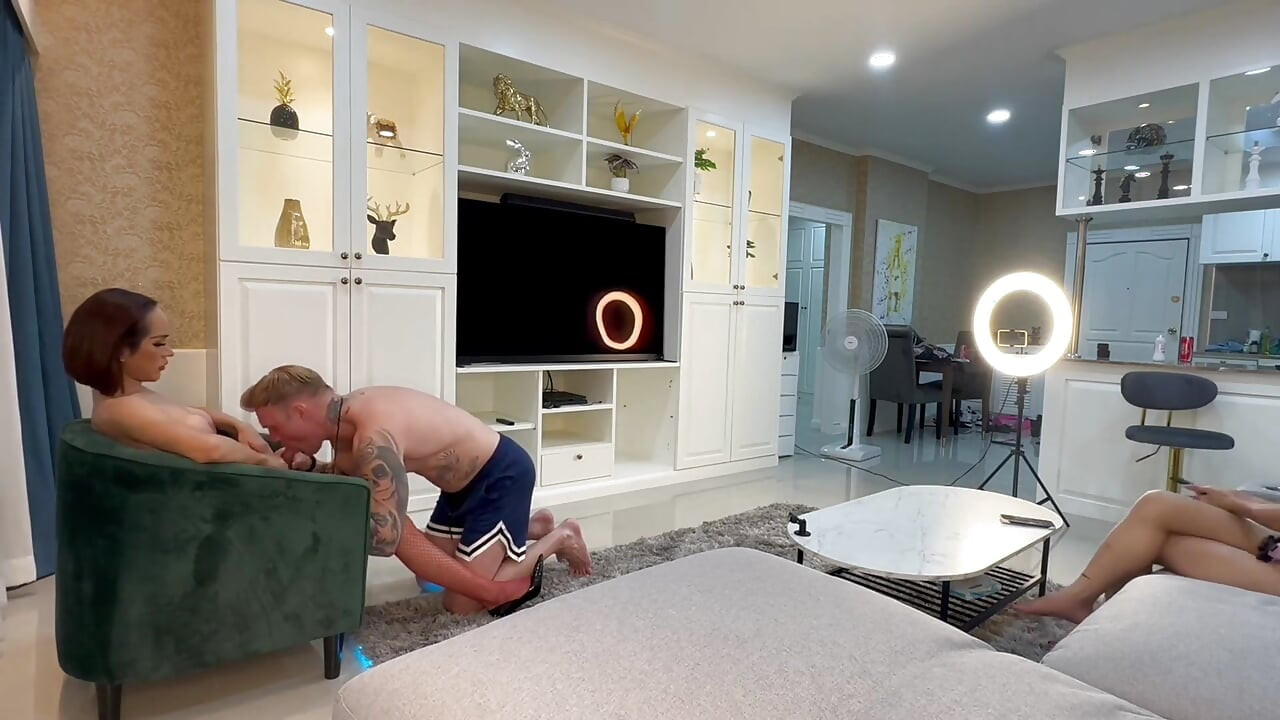 Sexy blondine met grote tieten zwaargeschapen bobshell neukt met grote kont pornoster Magische Michel diep anaal zonder condoom
