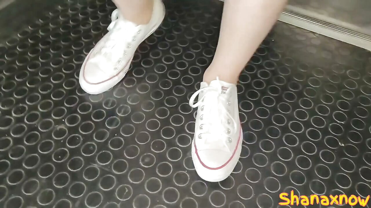 Zatvoren u liftu Converse patike shoejob footjob