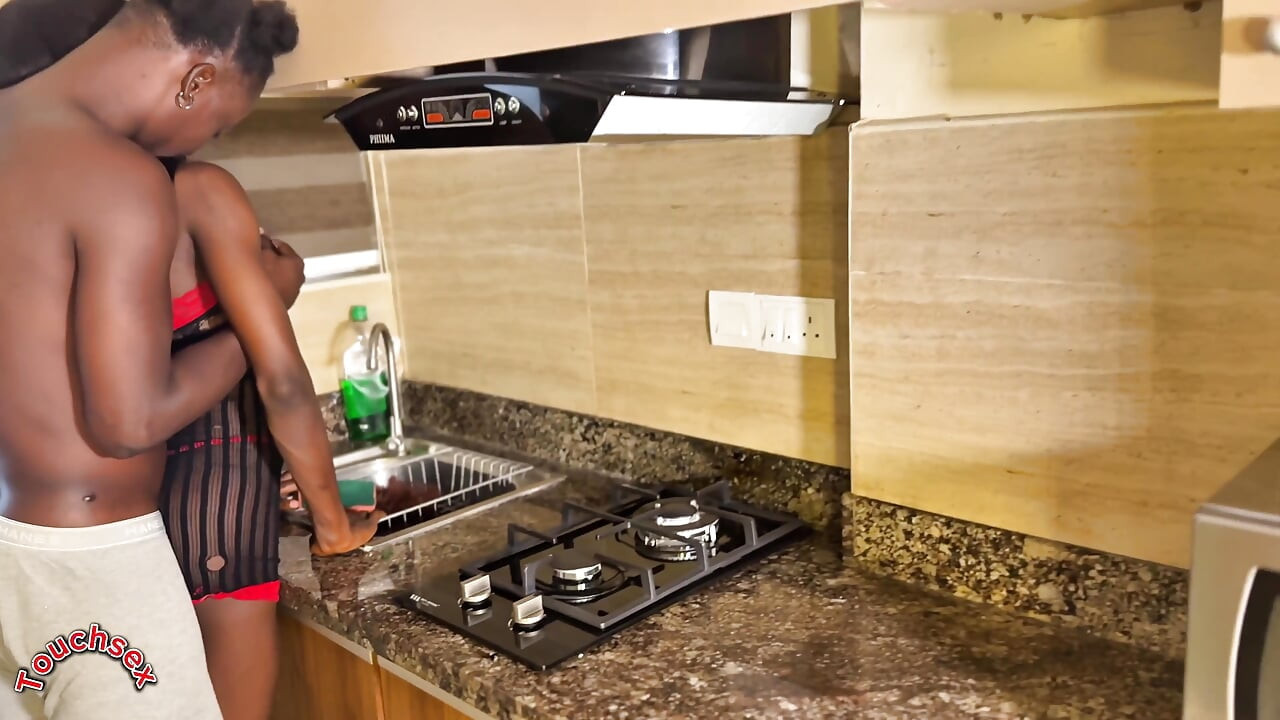 Flaco culo de ébano follado en la cocina !!