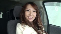 Yui Hatano глубоко заглатывает член в машине (японское порно видео без цензуры)