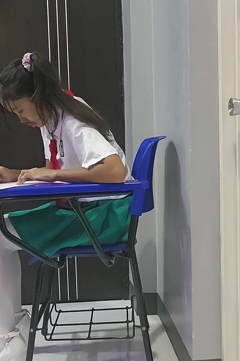 Estudiante desesperada hace pis