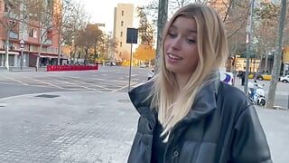 Une blonde sexy fait l’expérience d’une grosse bite