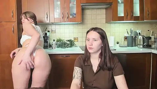 Ah evet, ne sapık kızlar... kesinlikle onlarla çok eğleneceğiz
