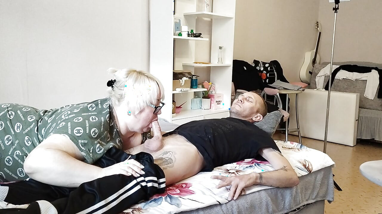 Freundin lutscht jeden letzten tropfen sperma