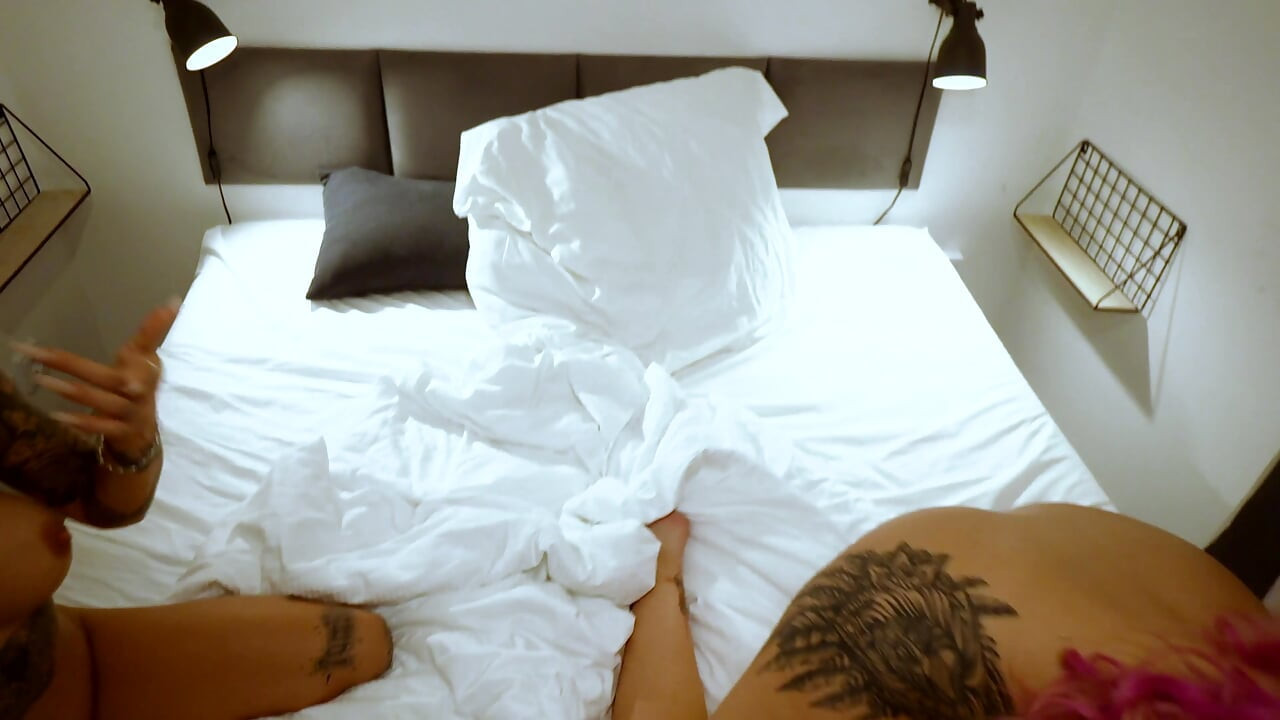 Milfs from the group of 3 is bored and start to play