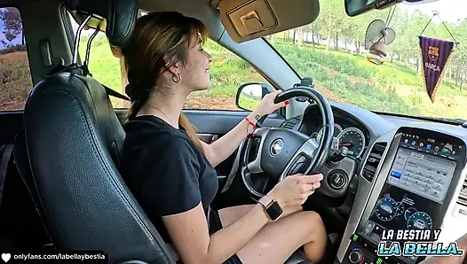 18 yaşındaki kadın; Vajinası titreşirken arabasını sürüyor ve herkesin içinde anal sikişiyoruz!!