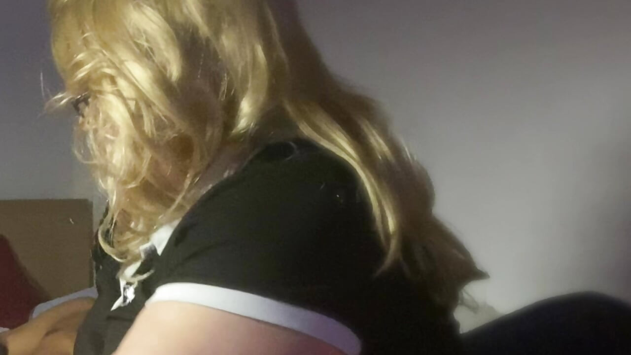 sanselig blond bestemor tømmer BBC-kulene for en enorm sprut når ingen er hjemme