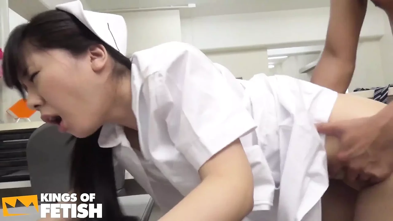 日本护士在医院里吹箫并骑乘她的医生的大鸡巴