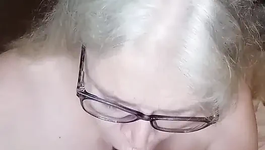 Seksi iri güzel kadının dildoya özel bir sohbet müşterisi için elle muamele ve sakso çekmesini izleyin!