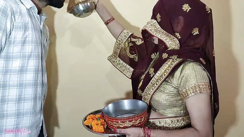 Karvachauth par utha uthake chudayi kari, upwas lund ke pani se khola, Puri raat jamkar pela chut ke pani se bedsheet bhig gaya