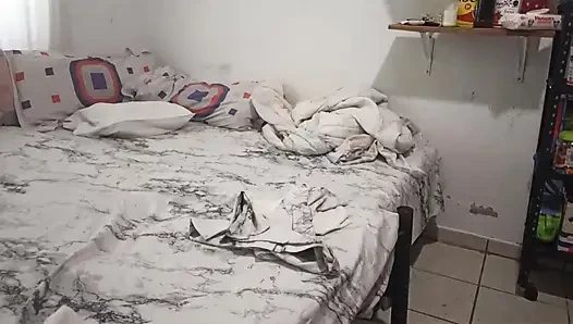 Seksi üvey anne yatak odasını tangayla temiziyor ve üvey oğlu için kendini filme alıyor
