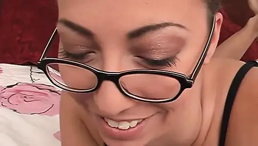 Tante sange ini lagi asik nyepong kontol sampai matanya merem melek