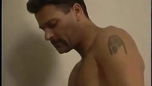 Горячая блондинка с взведенными сиськами в наряде горничной сосет и принимает два члена